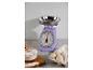 Une balance de cuisine Bergner de couleur violette avec de la farine et des œufs.