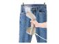 Un fer à repasser vapeur à main utilisé pour défroisser un jean.