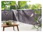 Brise-vue occultant gris pour balcon, table basse en bois.