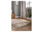 Tapis shaggy beige sur parquet dans une pièce lumineuse avec fenêtre et plantes.