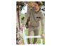 Un homme portant un sweat-shirt à capuche beige et un pantalon de survêtement avec un logo.