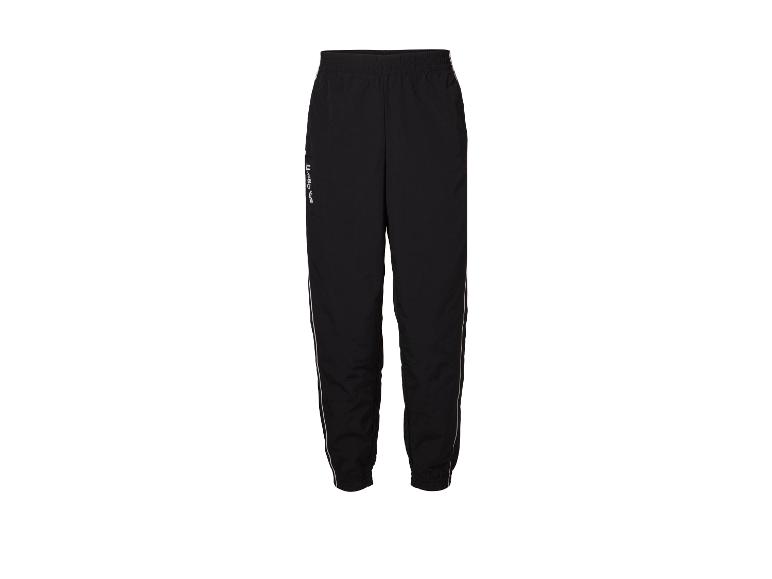 Pantalon de survêtement noir avec texte blanc sur la jambe gauche.