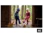 Deux jeunes enfants en pantalons softshell LUPILU® jouent dans une flaque d'eau en forêt. [image générée par l'IA]