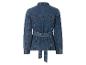 Une veste en jean bleue avec une ceinture.
