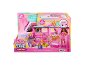 Camping-car rose en jouet avec figurines et accessoires dans sa boîte d'emballage.