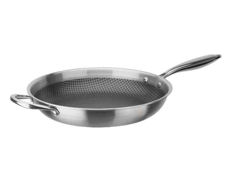 Une poêle en acier inoxydable avec un revêtement antiadhésif.
