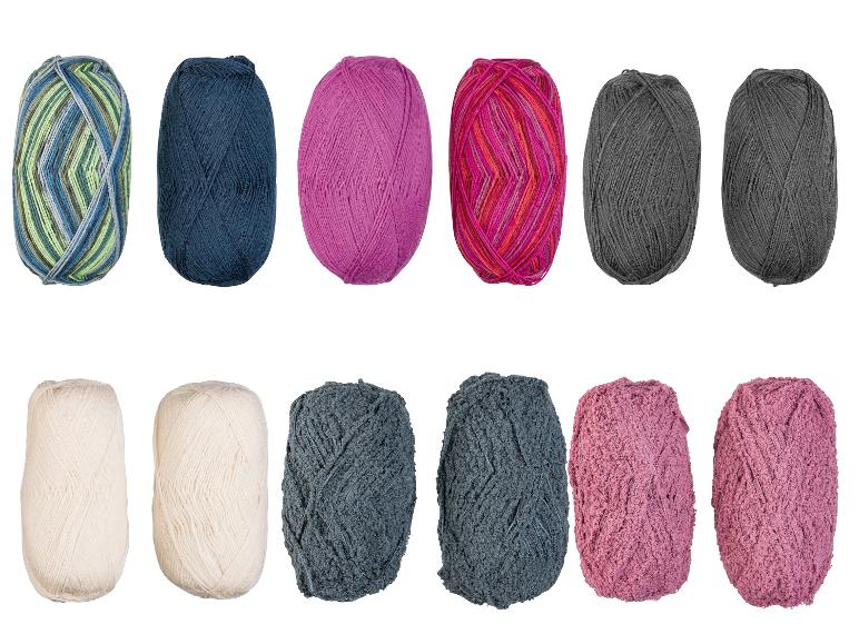 Une collection de pelotes de laine de différentes couleurs et textures, y compris unies, chinées et moelleuses.