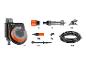 Kit d'arrosage Gardena : programmateur, tuyaux, raccords et goutteurs.