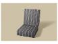 Coussins gris rayés pour mobilier d'extérieur sur fond beige.