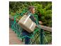 Femme avec un sac à bandoulière sur un pont.