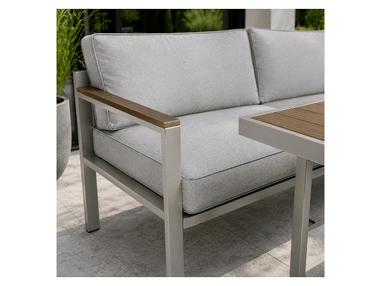 Canapé de jardin gris avec accoudoirs en bois et table basse assortie sur une terrasse