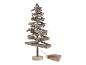 Un sapin de Noël en bois avec des lumières et des étoiles