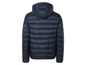 Une veste matelassée bleu marine à capuche.