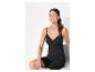 Combinaison et shorty noirs : vêtements de nuit confortables.