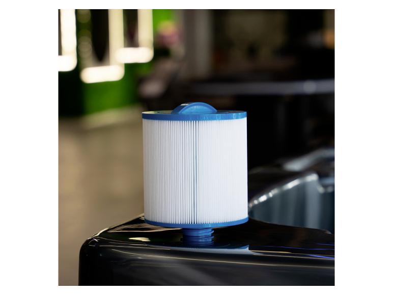 Cartouche de filtration pour piscine HOME DELUXE Marble Deluxe sur le rebord d'un jacuzzi.