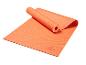 Tapis de yoga Crivit orange, partiellement enroulé.