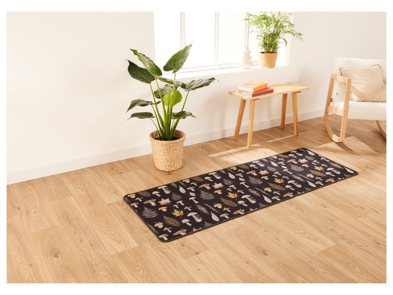 Tapis de couloir à motifs de champignons et de feuilles sur fond noir.