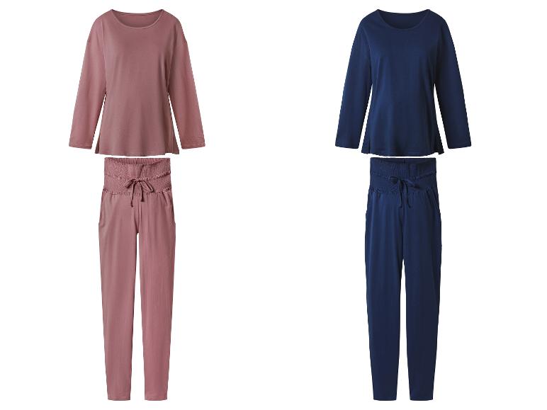Deux ensembles de pyjama, un rose-brun et un bleu foncé, chacun avec un haut à manches longues et un pantalon.
