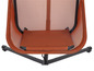 Un fauteuil suspendu orange avec un dossier en maille et un coussin.
