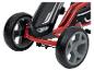 Un karting rouge avec des roues noires.