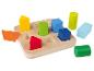 Jouet éducatif en bois avec des blocs colorés en forme de carrés, de rectangles et de cylindres.