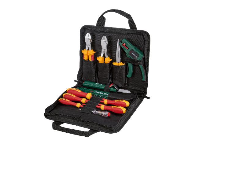 Sac à outils noir ouvert avec divers tournevis, pinces et une pince à dénuder.