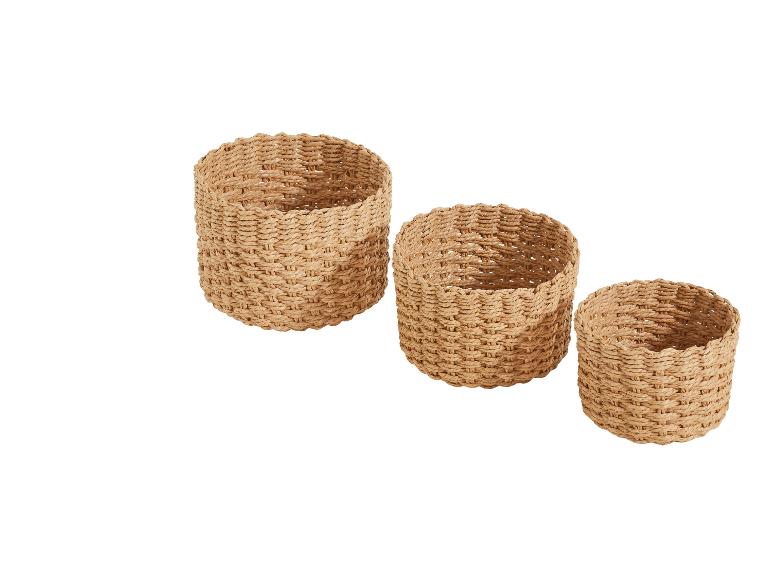 Trois paniers ronds en osier de différentes tailles.