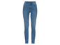 Un jean bleu à taille haute.