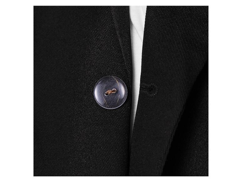 Gros plan sur un bouton et la texture du tissu d'un blazer noir.