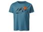 T-shirt bleu avec un motif de montagnes et de soleil.