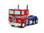 Un jouet Optimus Prime, un camion rouge et bleu, sur fond blanc.