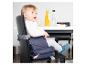 Bébé dans un rehausseur portable à table avec des boissons.