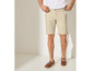 Un homme portant un short beige et des chaussures marrons.