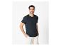 T-shirt noir et short beige pour homme.