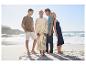 Mode été : mailles ajourées, shorts et robe sur la plage.