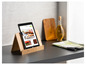 Une tablette sur un support en bois avec des ustensiles de cuisine sur le site web klotzaufklotz.de.