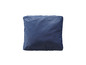 Un imperméable pliable de couleur bleu foncé.