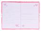 Carnet de notes rose pelucheux ouvert avec pages lignées et décorations de cœurs.