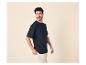 Homme portant un t-shirt bleu marine et un pantalon beige, regardant sur le côté.