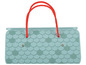 Un sac bleu avec un motif d'écailles et des poignées rouges.