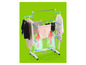 Un étendoir à linge avec des vêtements, notamment un blazer, un pull et un chemisier.