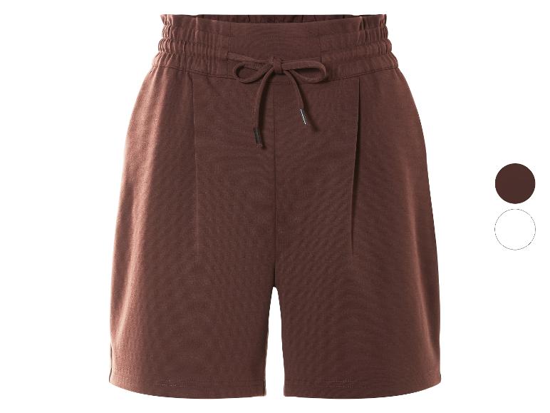 Shorts bruns à taille élastique et cordon de serrage.