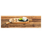 Une planche à fromage en bois avec du brie, des raisins et des couverts.
