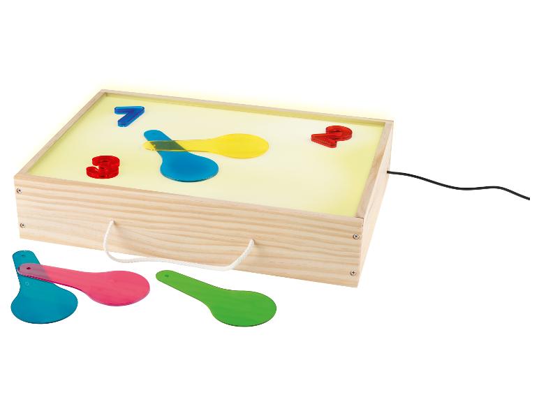 Table lumineuse en bois avec chiffres colorés et pelles transparentes.