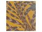 Gros plan d'un tissu à motifs jaune et marron avec un motif de feuilles tropicales.