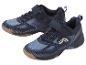Une paire de chaussures de sport bleues avec des détails en maille et une fermeture velcro.