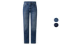 Un jean bleu pour femme.