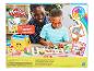 Play-Doh avec 12 accessoires pour modeler la pâte à modeler.