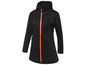 Une veste softshell noire avec capuche et fermeture éclair orange