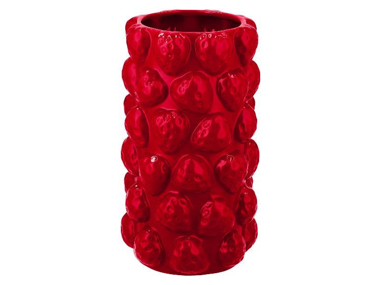 Vase rouge avec motifs de fraises en relief.